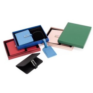 KIT VIAGEM TAG COM ALÇA + PORTA PASSAPORTE E CARTÕES EM PU VI180B KIT VIAGEM TAG COM ALÇA + PORTA PASSAPORTE E CARTÕES EM PU VI180B
